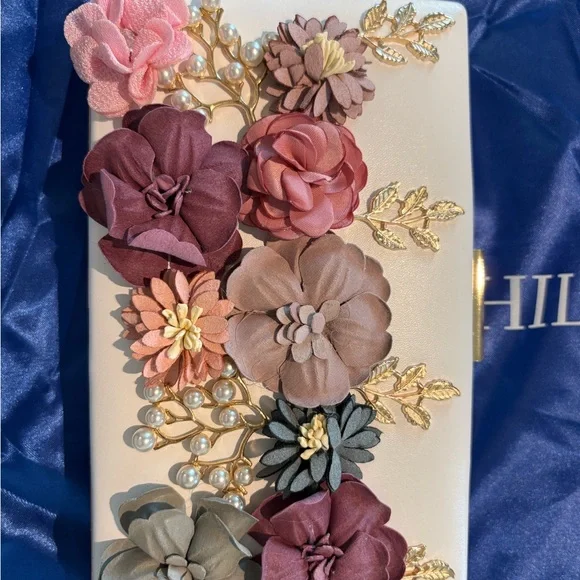 Verano Hill | Juliet Flower Clutch Bag - Cream - Picture 2 of 4